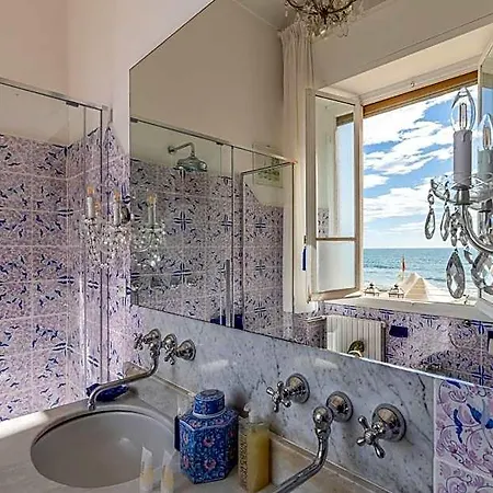 Alojamento de Acomodação e Pequeno-almoço Casa D'artista - In Residenza Di Charme Alassio